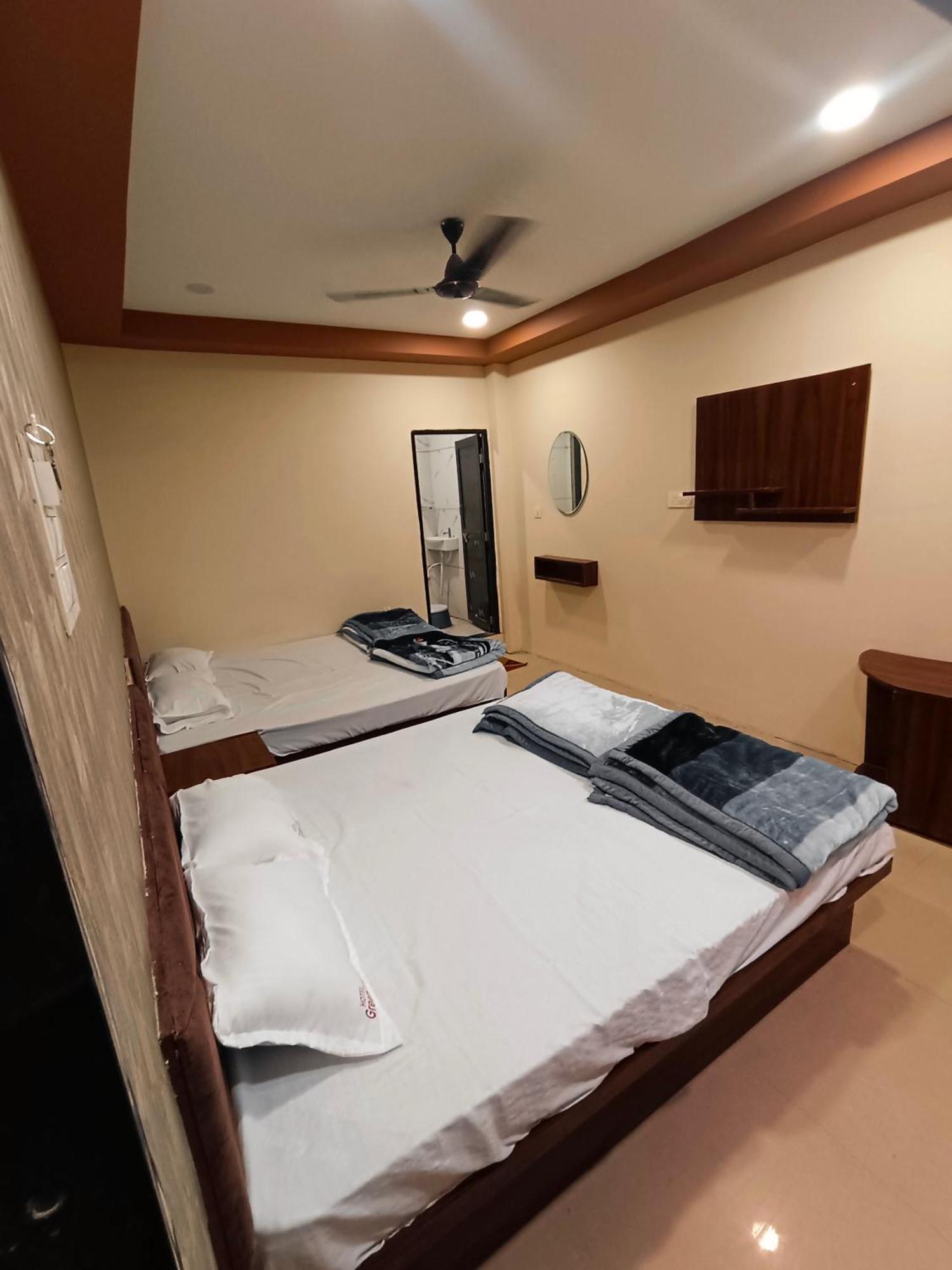 Green Leaf Hotel Ujjain Exterior photo